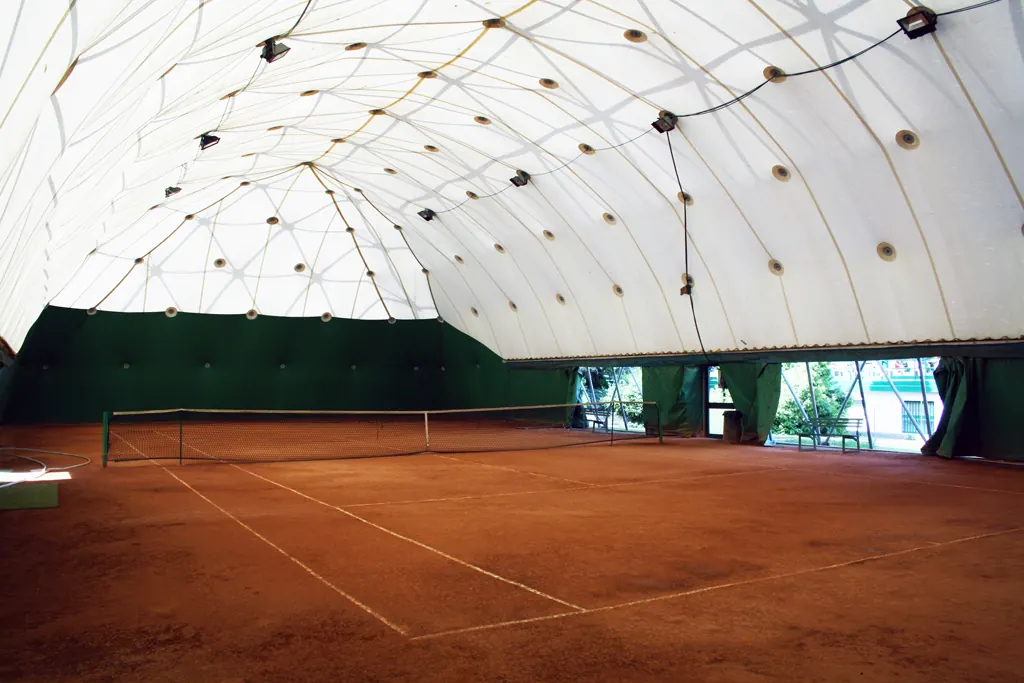 Il campo coperto in terra rossa sotto la cupola