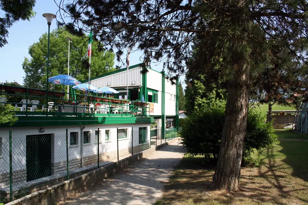 La club house del circolo con la terrazza sui campi